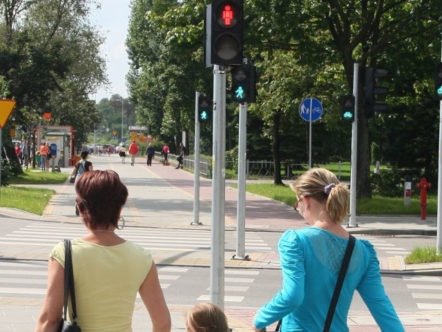 Nasz fotoreporter w poniedziałek doskonale uchwycił problem. Rodzina z małym dzieckiem nie zważa na niebezpieczeństwo i przechodzi na czerwonym świetle. 