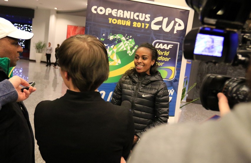 Genzebe Dibaba powitana kwiatami i słodkościami w hotelu...