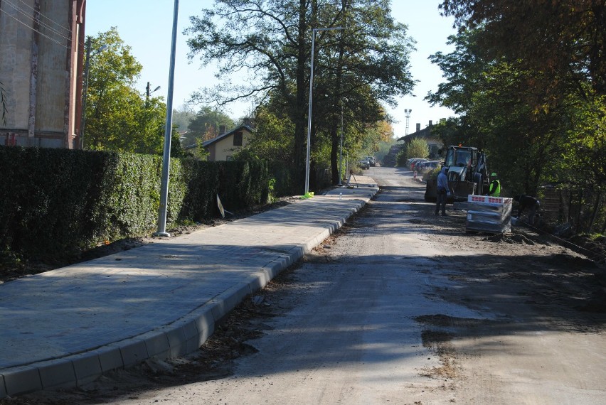 Przebudowa ulicy Kolejowej we Włoszczowie zmierza do finału. Zobacz, jak droga wygląda teraz, a jak wyglądała na początku remontu (ZDJĘCIA)
