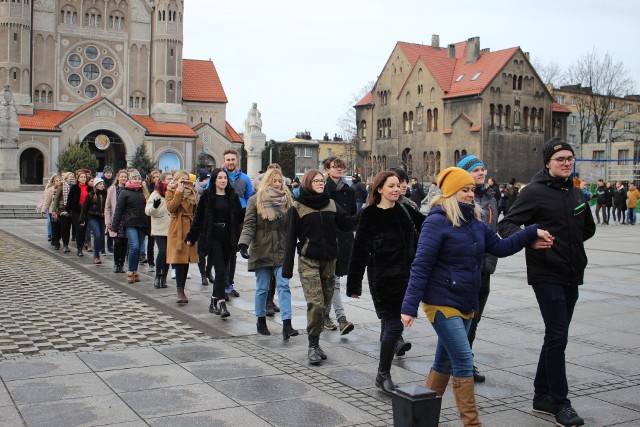 Maturzyści z Rudy Śląskiej po raz 6, zatańczyli poloneza na placu Jana Pawła II. To już element tradycji miasta