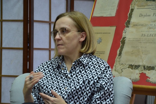 Dr Izabela Mazanowska na spotkaniu autorskim w sępoleńskiej książnicy promowała książkę  „Radzim 1939 – zbrodnie w obozie Selbstschutz Westpreussen”. Spotkanie prowadził Remigiusz Ławniczak z Referatu Badań Historycznych Delegatury IPN w Bydgoszczy.