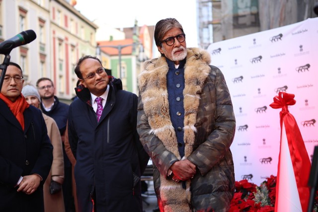 We Wrocławiu będzie kręcony kolejny bollywoodzki film. Główną rolę zagra w nim aktor Amitabh Bahchan, który już raz gościł w stolicy Dolnego Śląska.Przesuwaj slajdy, klikając w strzałki, używaj klawiszy lub gestów