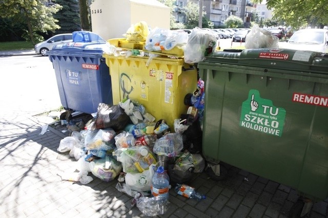 To obrazek z ul. Batalionu Zośka na opolskim osiedlu AK. - Śmieci dziś znikną, a w razie potrzeby będziemy dokładali dodatkowe pojemniki - mówi Gerard Konczala, kierownik administracji nr I w SM Opole.