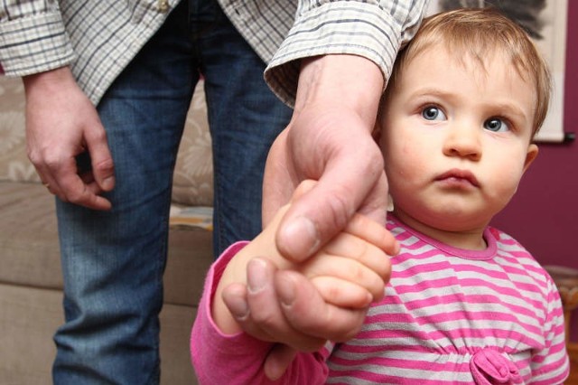 Ojcowie chcą od początku uczestniczyć w życiu i wychowaniu swojego dziecka. Potrafią przewinąć i nakarmić nie gorzej niż mama.