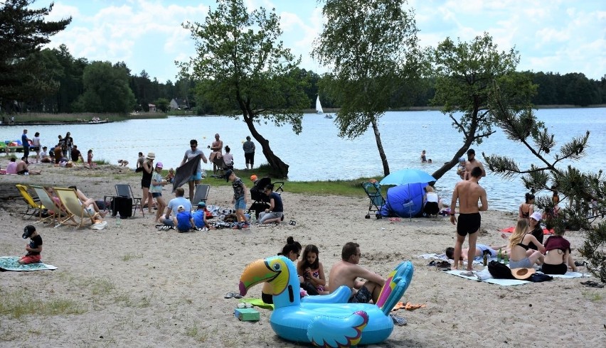 Słoneczna pogoda przyciągnęła setki turystów nad Jezioro Białe. Zobacz zdjęcia