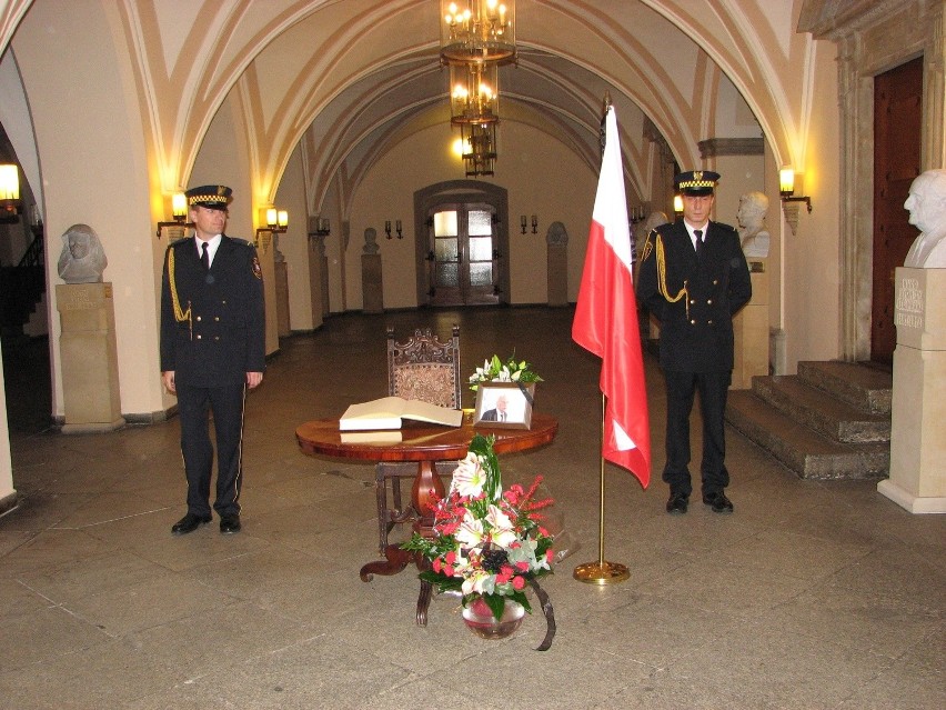 Wrocławianie żegnają Tadeusza Mazowieckiego. Księga kondolencyjna w ratuszu [ZDJĘCIA]