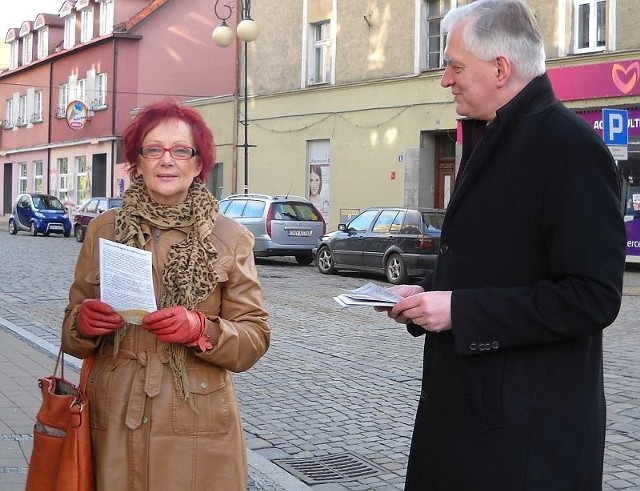 Jarosław Gowin wręczał ulotkę każdej napotkanej osobie.