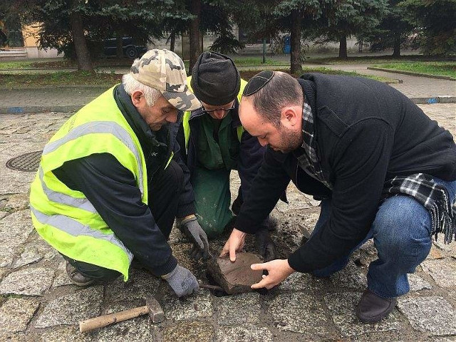 Ostrołęka: Żydowskie nagrobki znajdują się w przedziwnych miejscach. Pomóż ich szukać (zdjęcia)