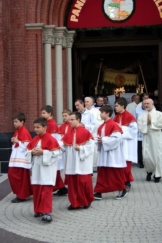 Boże Ciało 2014 w Zabrzu: procesja z kościoła św.Anny w...