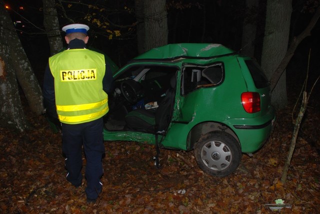 Na trasie Rokity-Czarna Dąbrówka doszło do wypadku. 25-letnia kobieta straciła panowanie nad autem i wjechała w drzewo.