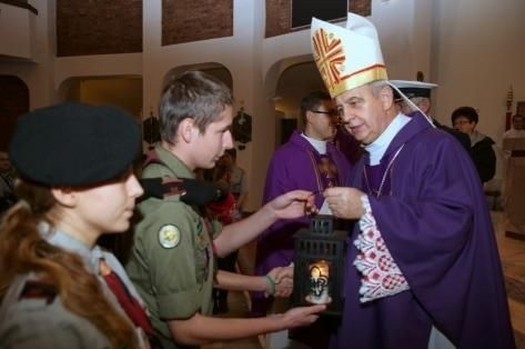 Betlejemskie Światło Pokoju odbierze biskup ordynariusz diecezji kieleckiej Jan Piotrowski.