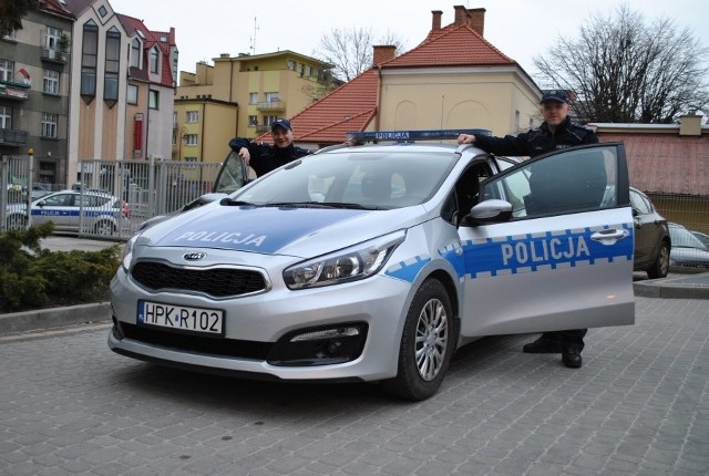 Gdy policjanci z Trzebowniska zatrzymali na drodze pędzące audi, okazało się, że kierowca wiezie do szpitala rodzącą żonę.