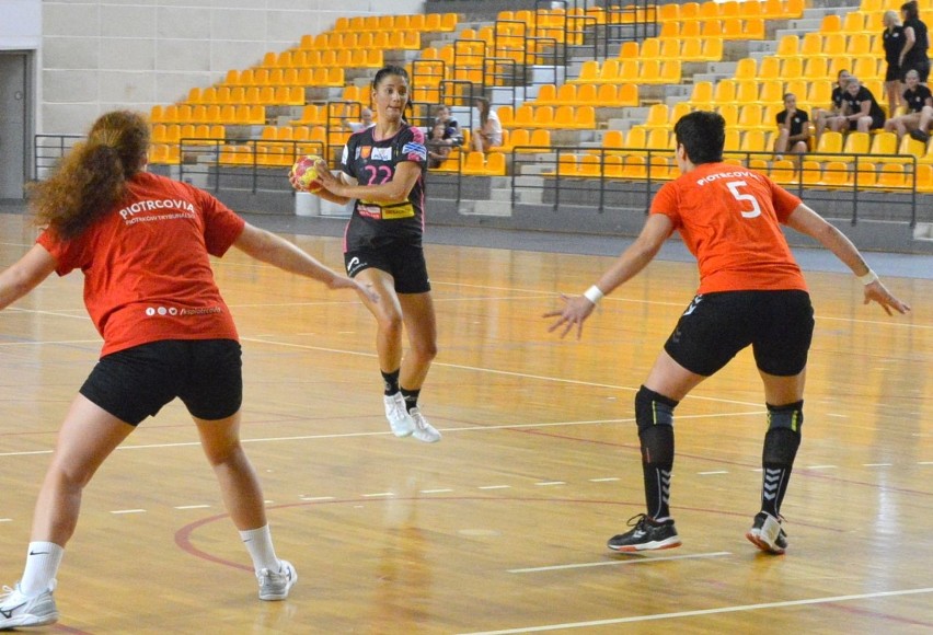 Turniej o Puchar Prezydenta Kielc. Końcówka zadecydowała o przegranej piłkarek ręcznych Korony Handball Kielce z Piotrcovią [VIDEO, FOTO]