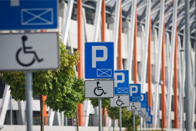 2015-05-20  bialystok parking niepelnosprawni znak drogowy  fot wojciech wojtkielewicz / polska press grupa