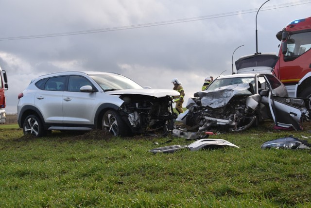 Wypadek na drodze prowadzącej od skrzyżowania z DK 32 w kierunku Gradowic. Zderzyły się dwa samochody osobowe.Zobacz więcej zdjęć --->>>