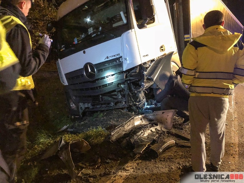 Śmiertelny wypadek koło Sokołowic przy drodze S8. Zderzenie opla z tirem [ZDJĘCIA]