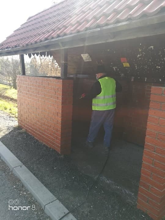 Trwa dezynfekcja miejsc publicznych, wiat i ławek na gminnych przystankach autobusowych