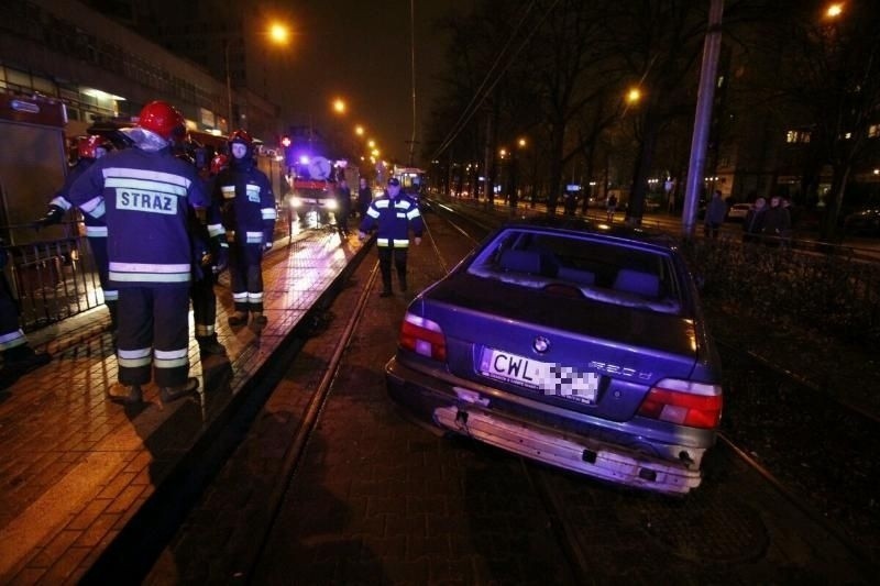 Wypadek na Powstańców Śląskich. BMW uderzyło w lexusa i zderzyło się z tramwajem (ZDJĘCIA)