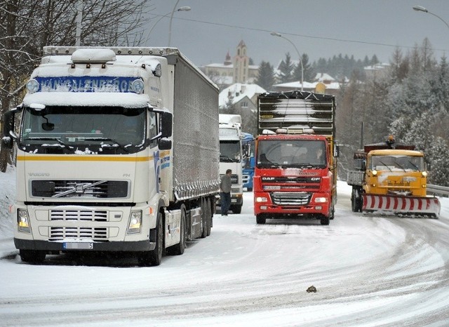 Śnieżyca nad PrzemyślemTIR-y blokują drogę na ul. Sobieskiego.