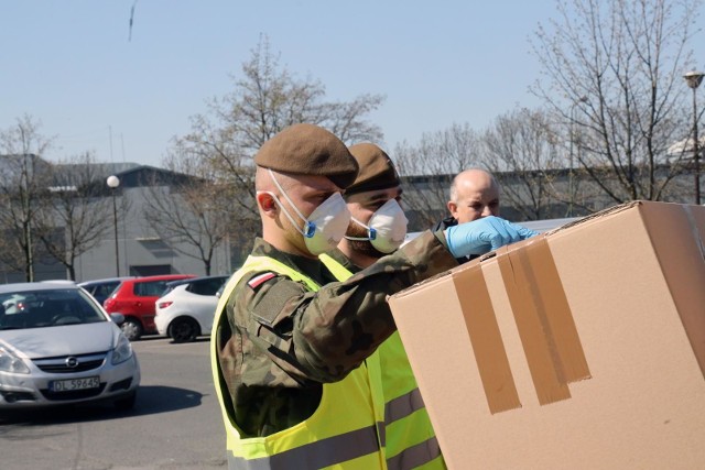 Żołnierze wojsk obrony terytorialnej angażują się w działania mające wspierać medyków w walce z pandemia od wiosny