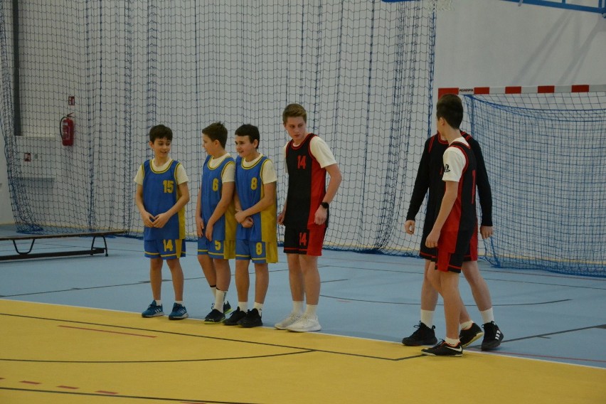 Uczniowie Szkoły Podstawowej nr 3 w Lipnie kochają sport. Tak prezentowali się na otwarciu hali!