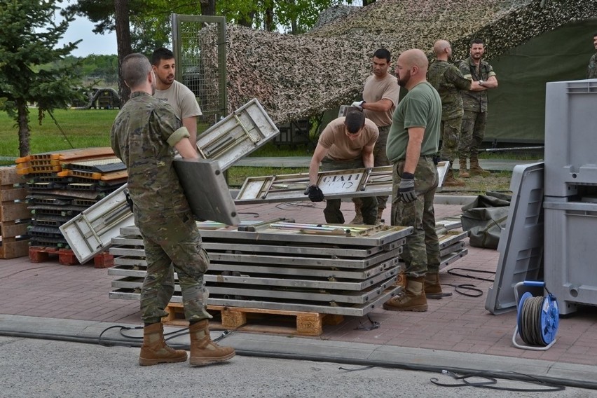 Żołnierze z Hiszpanii podczas prac na poligonie.