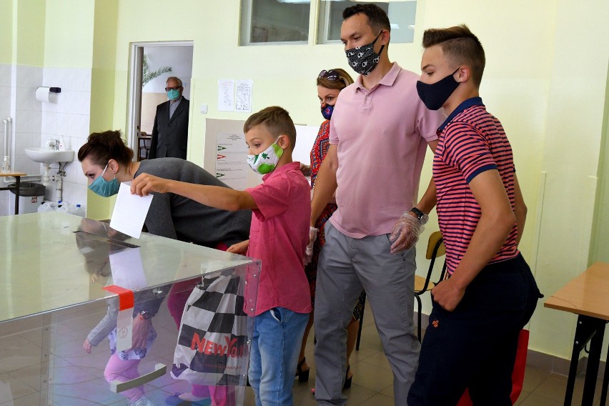 WYBORY 2020. Mieszkańcy Tarnobrzega zagłosowali w II turze wyborów prezydenckich [ZDJĘCIA]