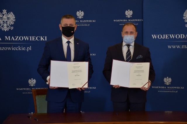 Artur Standowicz i Artur Ludew podczas podpisania umowy na dofinansowanie.