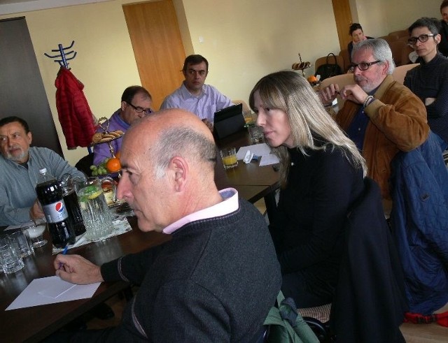 Josep Almenar (na pierwszym planie trzeci od lewej), burmistrz Picanya przyznał, że problemy, z jakimi borykają się tarnobrzescy pracownicy służb socjalnych są podobne do tych, z jakimi przychodzi zmierzyć się specjalistycznym służbom w Hiszpanii.