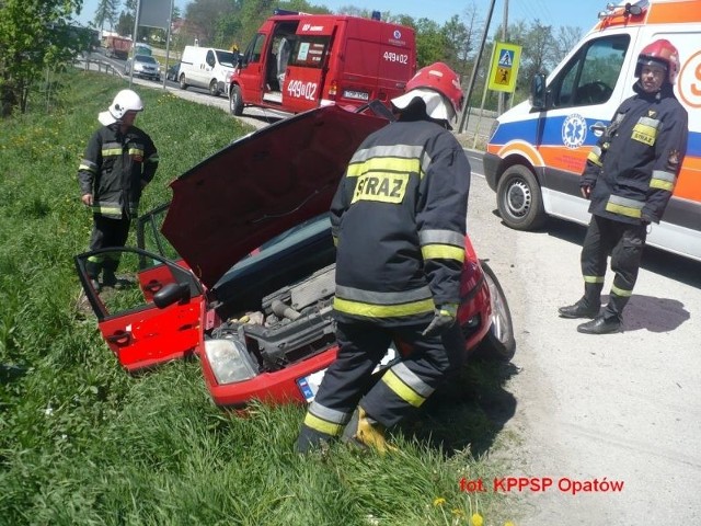 Wypadek w Piórkowie. Kierowca i pasażer tego forda trafili do szpitala.