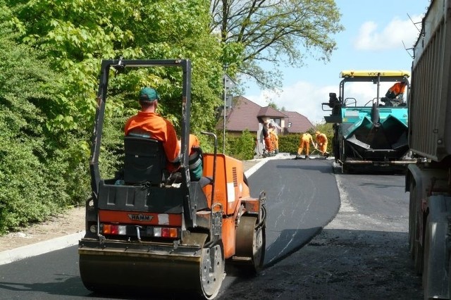 Drogowcy finiszowali z układaniem ostatniej warstwy asfaltu na zgierskim wiadukcie.