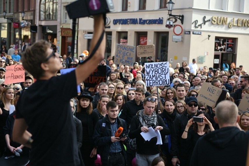 Czarny Protest na Rynku Staromiejskim w Toruniu