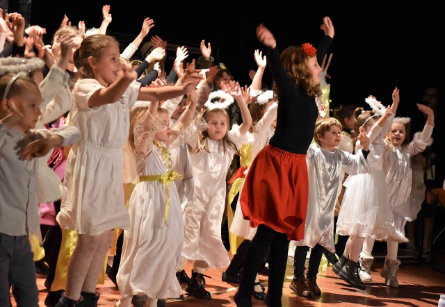 Około setka uczniów Katolickiej Szkoły Podstawowej w Inowrocławiu wystąpiła na scenie Młodzieżowego Domu Kultury z programem koledowo-jasełkowym
