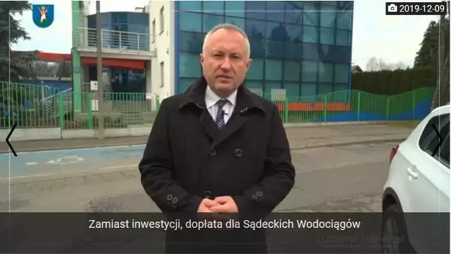 Prezydent Ludomir Handzel na tle Sądeckich Wodociągów