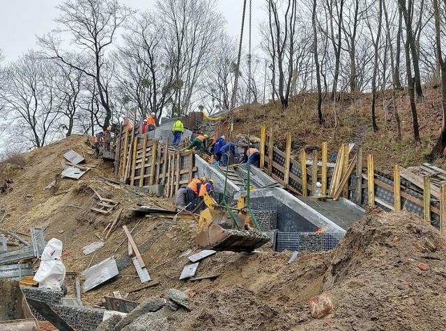 Kontynuowane są prace przy budowie schodów do parku Wolności.