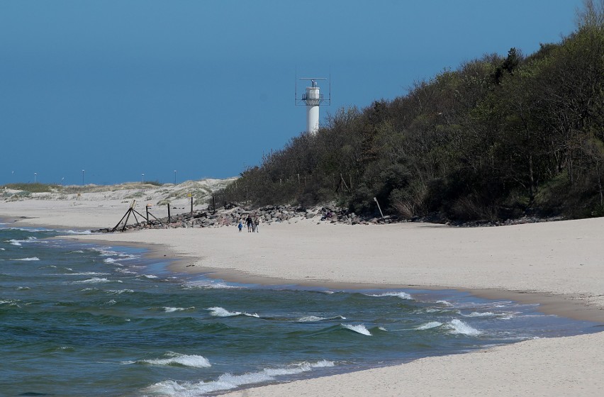 Słoneczny ale wietrzny Kołobrzeg przyciągnął amatorów kitesurfingu [ZDJĘCIA]