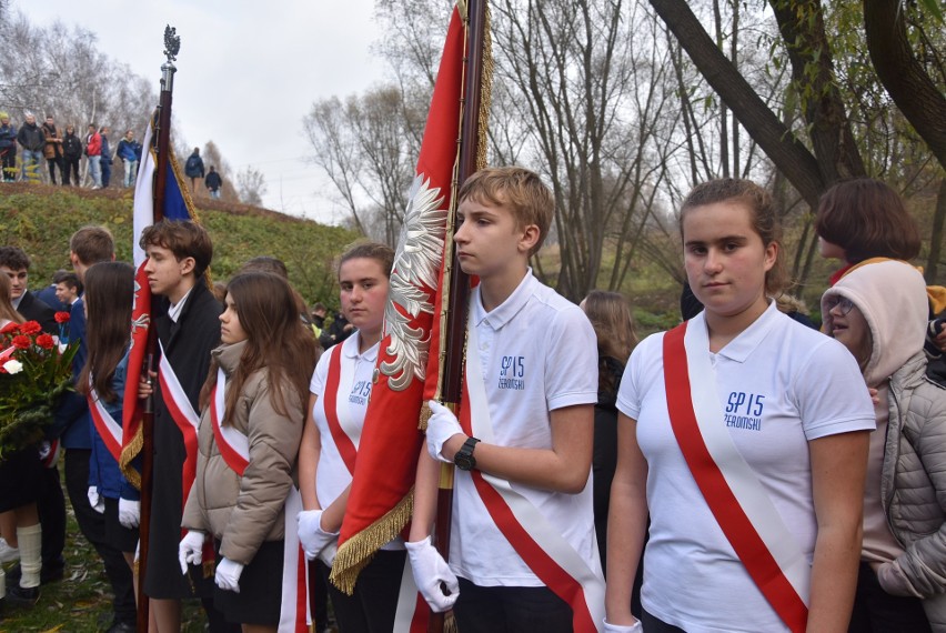 Uczestnicy Rajdu złożyli pod pomnikiem przy Trójkącie Trzech...