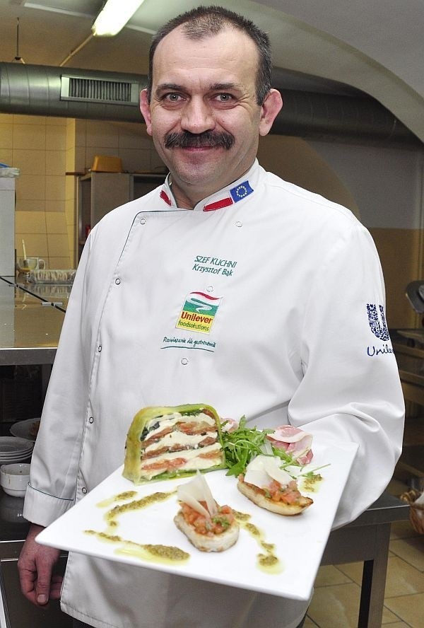 W aviatorze szef kuchni Krzysztof Bąk pokazuje "Włoską...