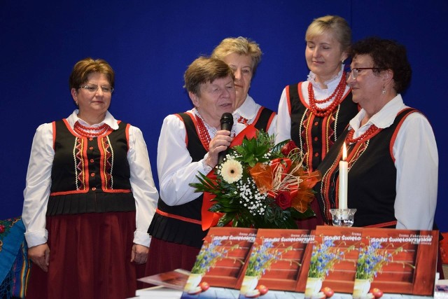 Autorka książki „Godki świętokrzyskie i inne utwory” Irena Zakrzewska otrzymała kwiaty