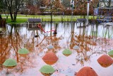Plac zabaw dla dzieci w parku Wodziczki w Poznaniu często znajduje się pod wodą. "Tak to wygląda po każdej burzy"