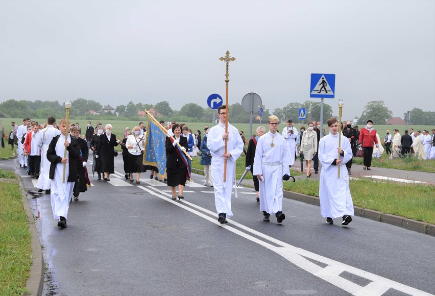 Na os. Rąbin wierni przeszli w procesji Bożego Ciała od...