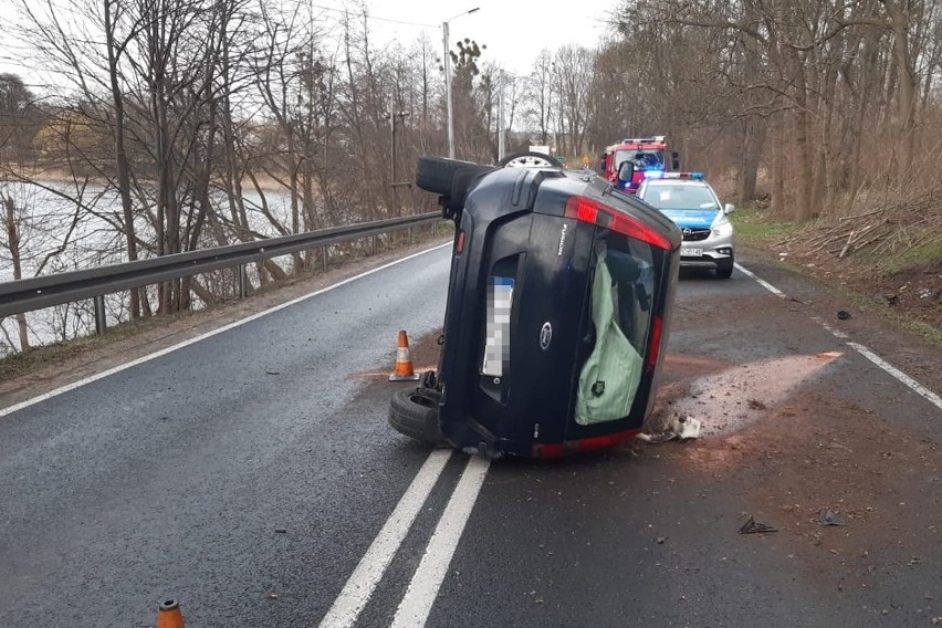 Nie dostosował prędkości do warunków na drodze i... wywrócił samochód na bok [zdjęcia]