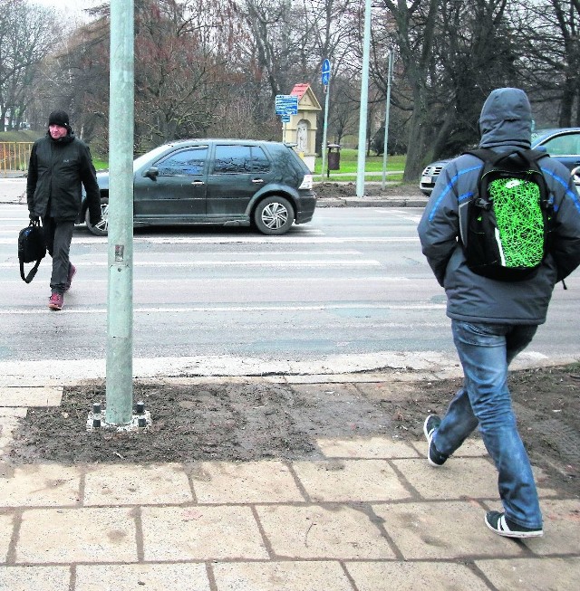 Na środku przejścia dla pieszych przy ulicy Ogrodowej, w rejonie ronda Giedroycia  zamontowano latarnię, aby piesi byli lepiej widoczni. Nie będzie ona kolidować, ponieważ pasy zostaną przesunięte.