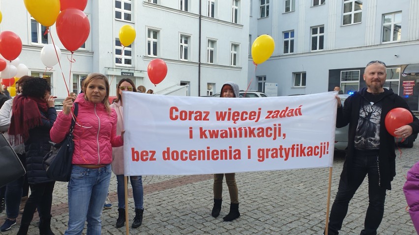 Protest pracowników socjalnych MOPS przed łódzkim magistratem. Chcą podwyżek