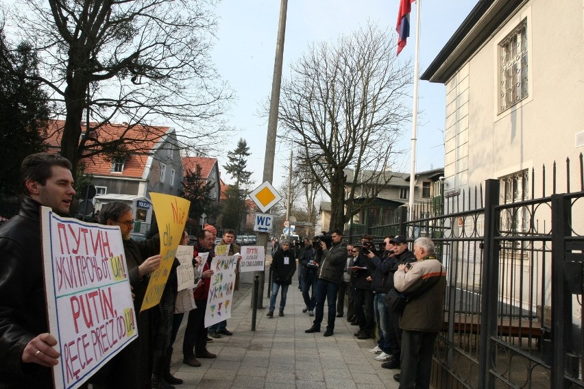 Demonstracja pod rosyjskim konsulatem w Gdańsku. "Ręce precz od Ukrainy" [ZDJĘCIA, WIDEO]