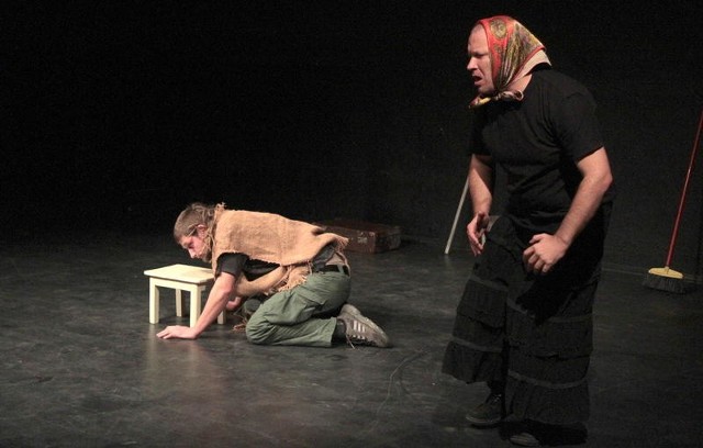 Teatr Fieter z Ozimka przedstawił alternatywną wersję "Krzyżaków&#8221;, zabawniejszą niż sienkiewiczowska. Na zdjęciu: Danuśka (Robert Konowalik) ratuje Zbyszka (Radosław Czupryński).