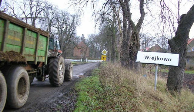 To nie pierwsze bestialskie traktowanie zwierząt w tej gminie. W połowie lipca opisaliśmy bulwersującą historię utopienia trzech szczeniaków przez mieszkańca Wolina. Mężczyzna wrzucił psy do rowu melioracyjnego na oczach przechodniów. Worek, w którym były zwierzęta, obciążył cegłą.