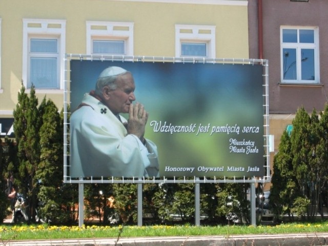 Na skwerku zieleni w rynku postawiono bilbord z wizerunkiem Ojca Świętego Jana Pawła II