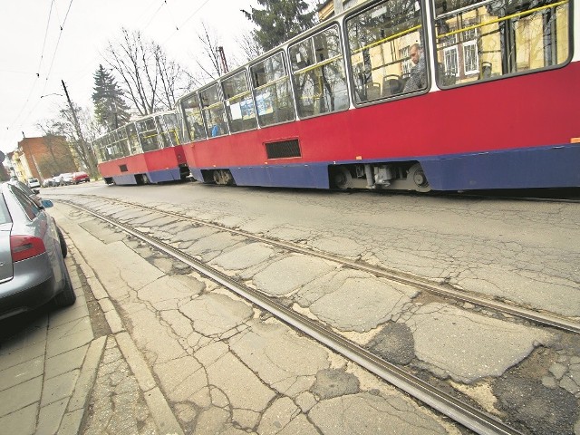 Zarząd dróg zmuszony jest dzisiaj awaryjnie zamknąć ruch tramwajów na ulicy Chodkiewicza. Stan torowiska w tym miejscu nie jest jednak wielką niespodzianką. Już od dawna wymagał remontu.