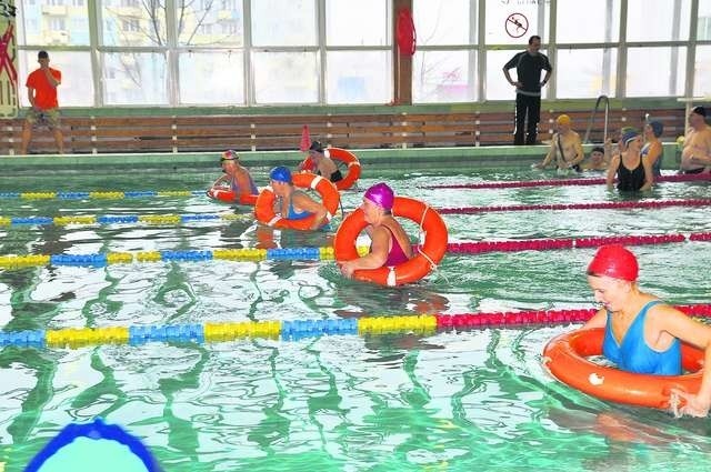 Seniorzy chętnie uczestniczą w dodatkowych zajęciach. Dużym zainteresowaniem cieszą się lekcje pływania dla osób 55 plus Fot.: Anita Etter